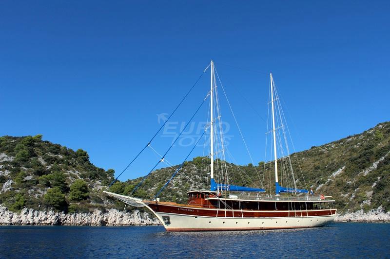 Yacht charter cruising